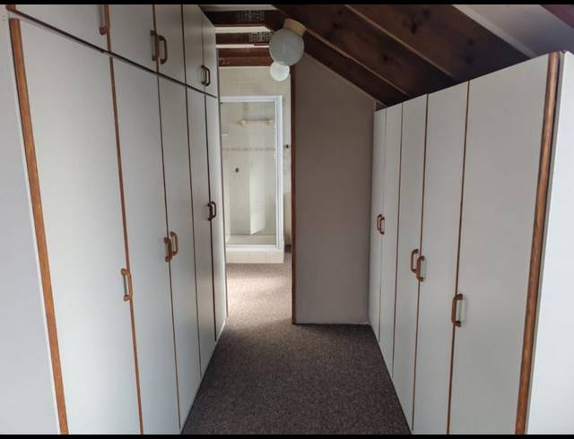 6 BEDROOM HOUSE FOR SALE IN SANDBAAI